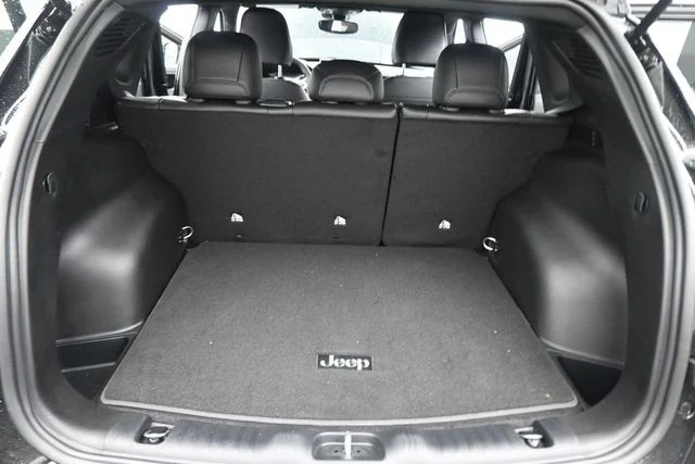 New 2026 Diamond Black Crystal Pearl-Coat Exterior Paint Jeep Latitude image 24