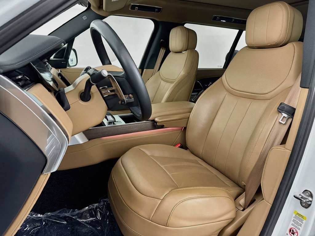 Used 2025 White Land Rover SE image 21