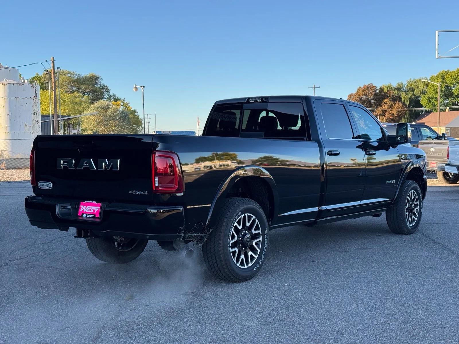 New 2027 Diamond Black Crystal Pearl-Coat Exterior Paint RAM Limited image 6