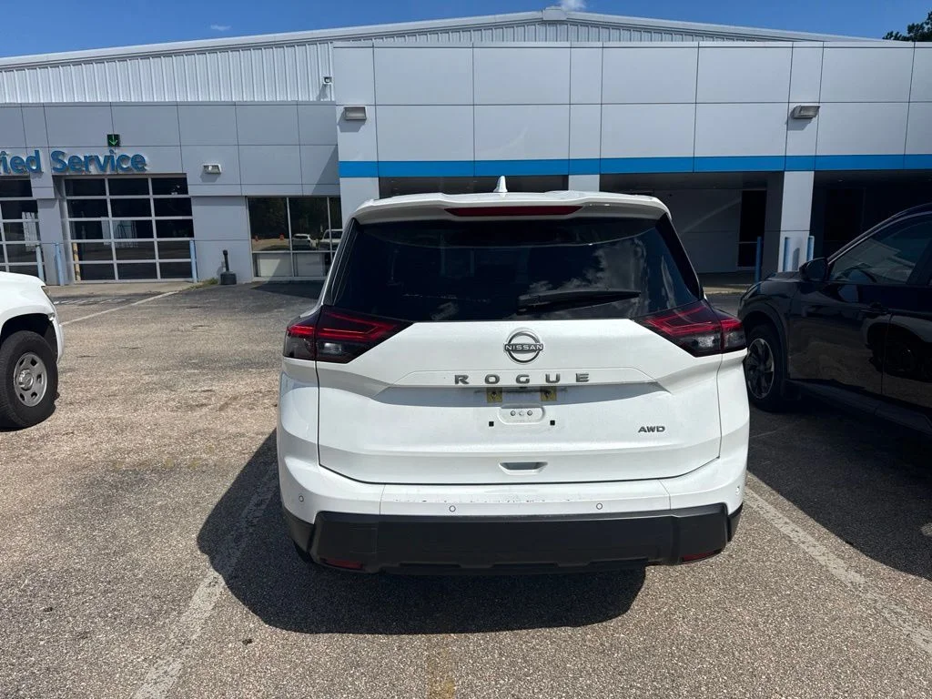 Used 2025 White Pearl Nissan SV image 3