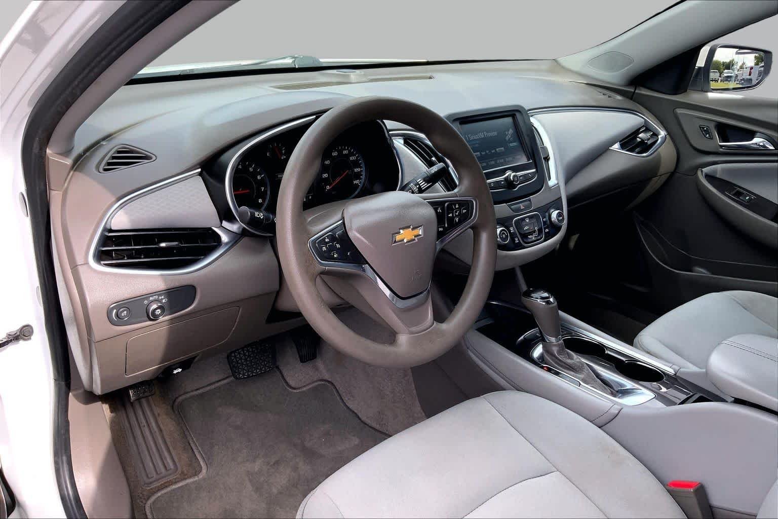 Used 2018 Summit White Chevrolet LT image 18