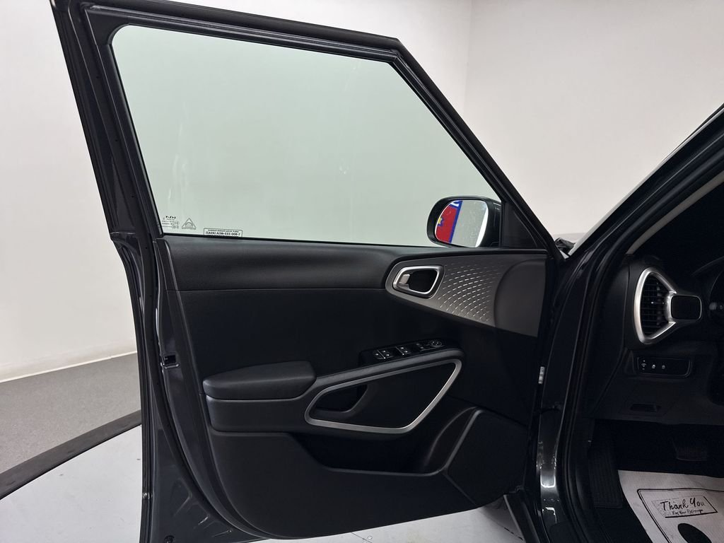 Used 2025  Kia LX image 13