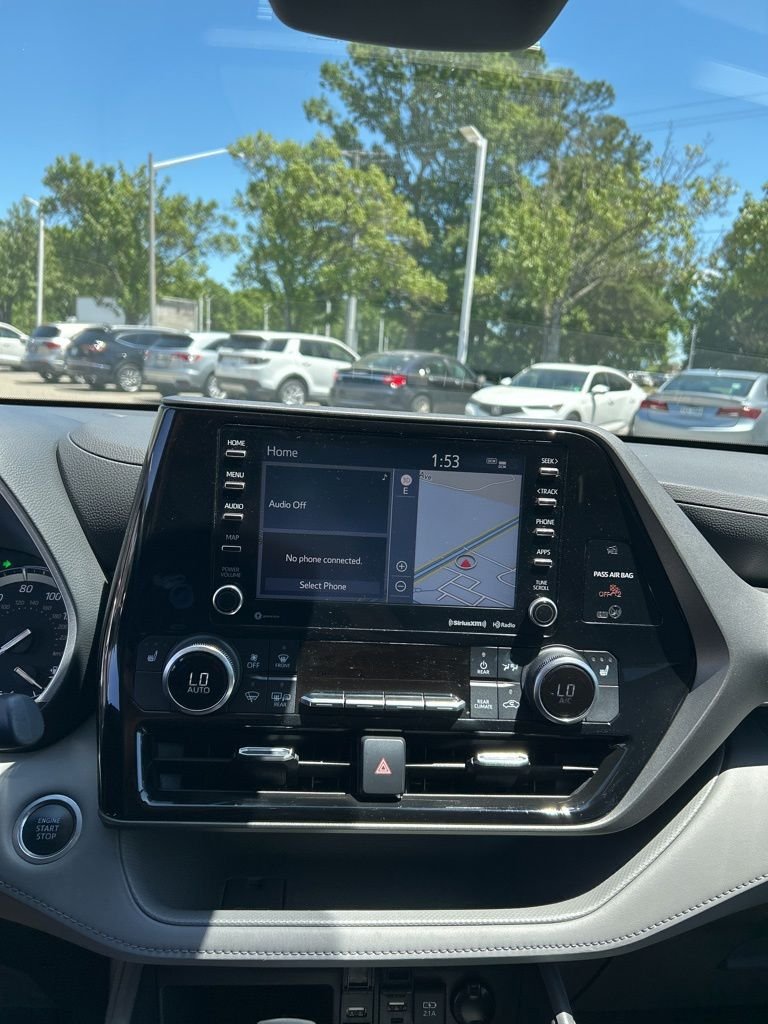 Used 2021 Silver Toyota XLE image 13