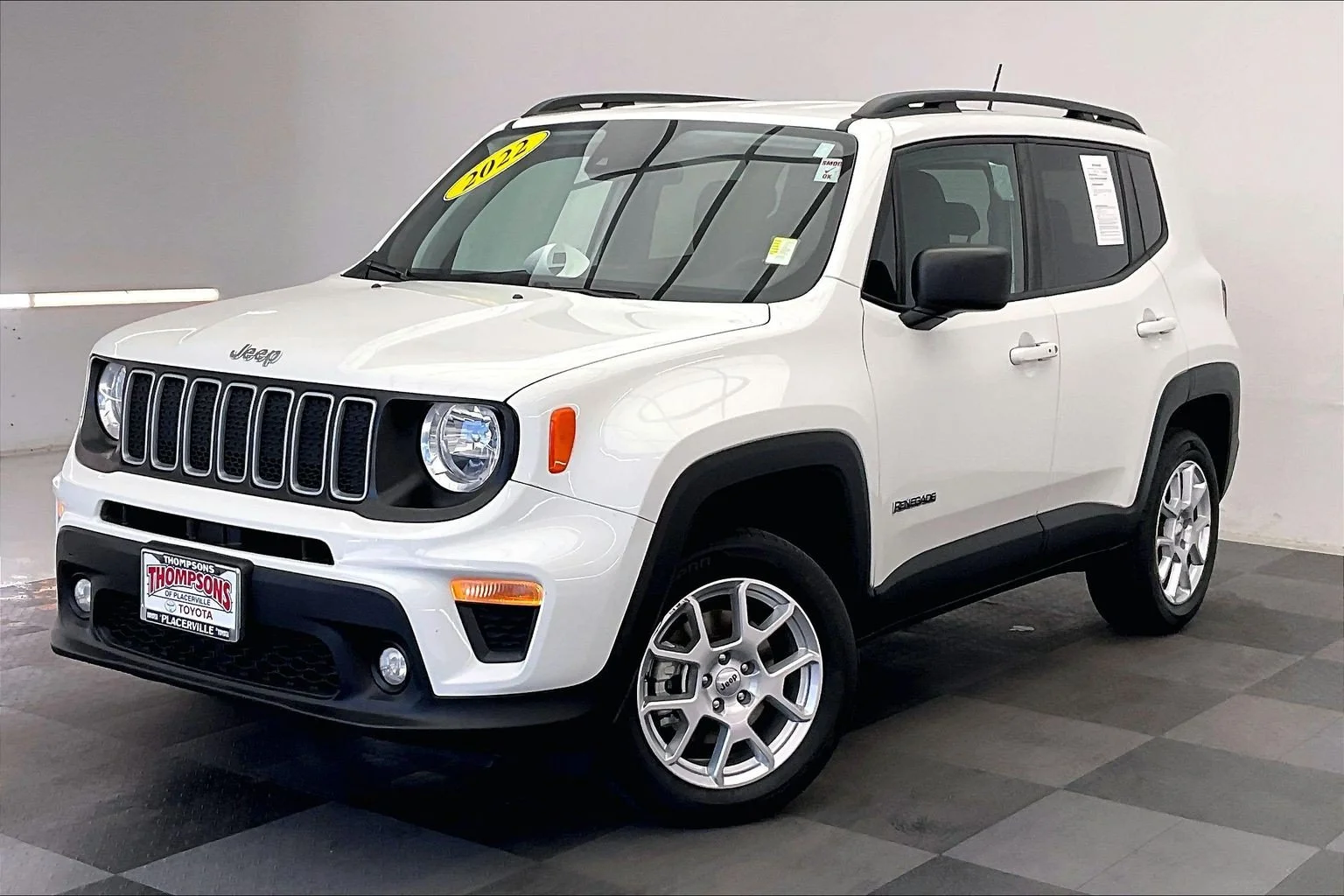 Used 2022 Alpine White Clearcoat Jeep Latitude image 11