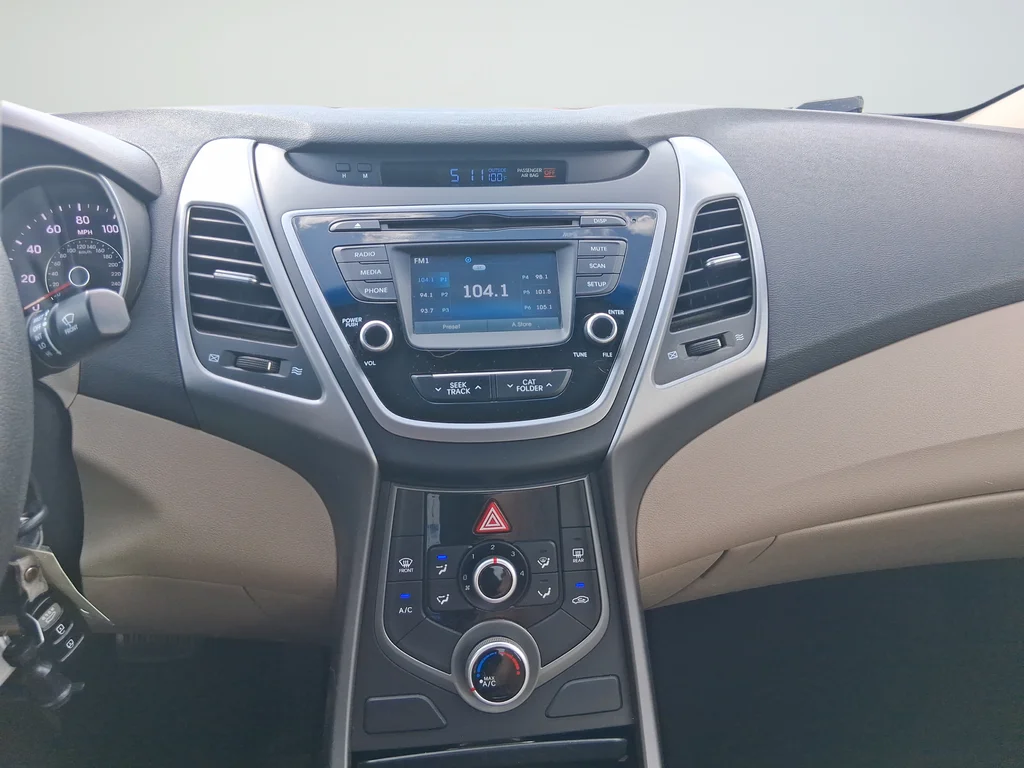 Used 2015 White Hyundai SE image 20