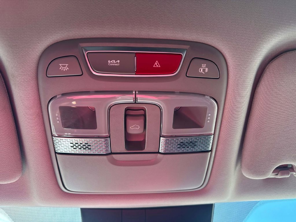 Used 2025 White Kia S image 42