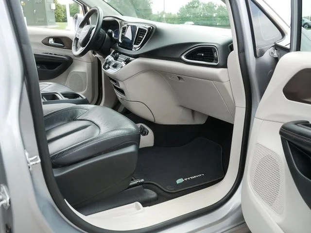 Used 2017 Silver Chrysler Premium image 21