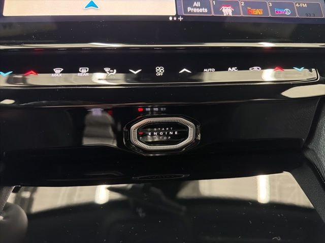 New 2026 Diamond Black Crystal Pearl-Coat Exterior Paint Jeep Altitude image 26