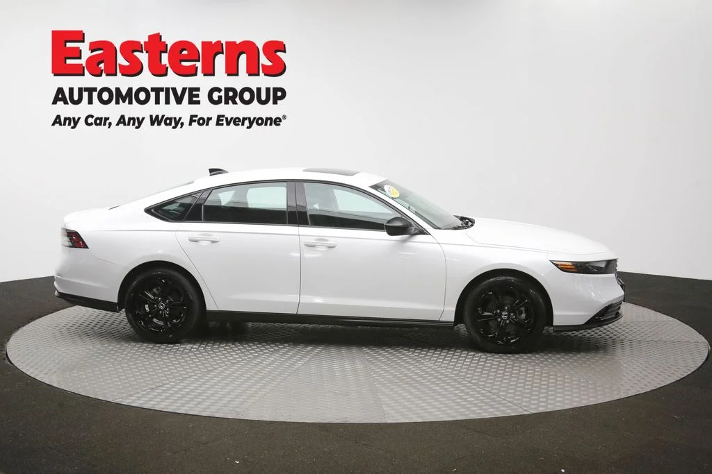 Used 2025 White Honda SE image 45