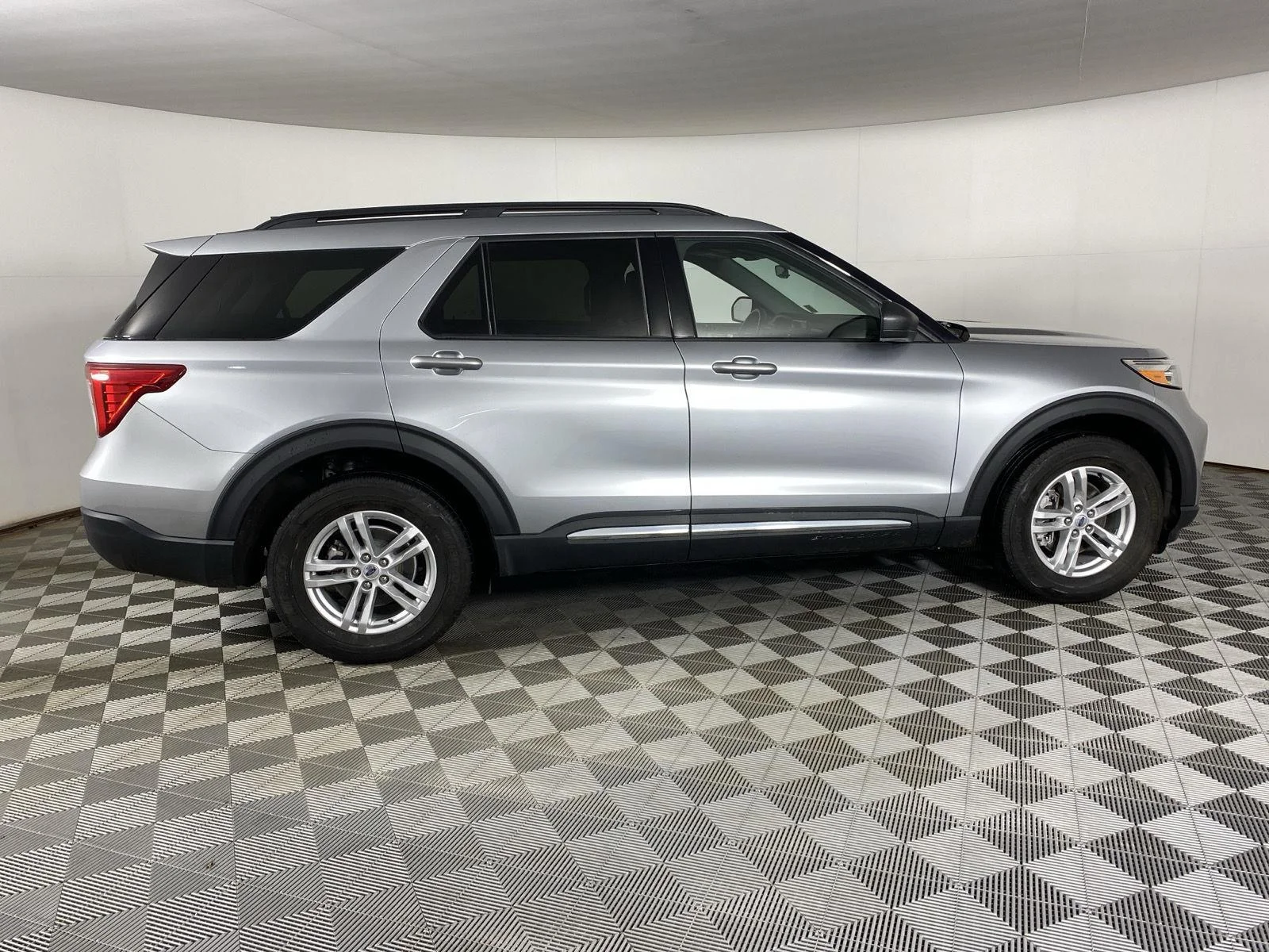 Used 2023 Iconic Silver Ford XLT image 8