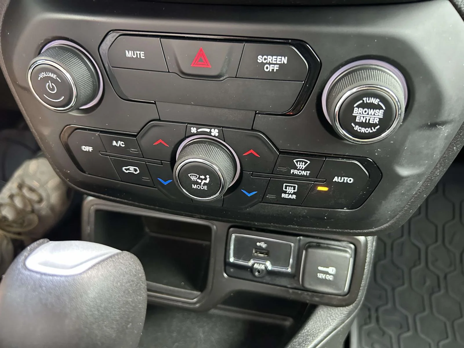 Used 2019 Red Jeep Latitude FWD image 20