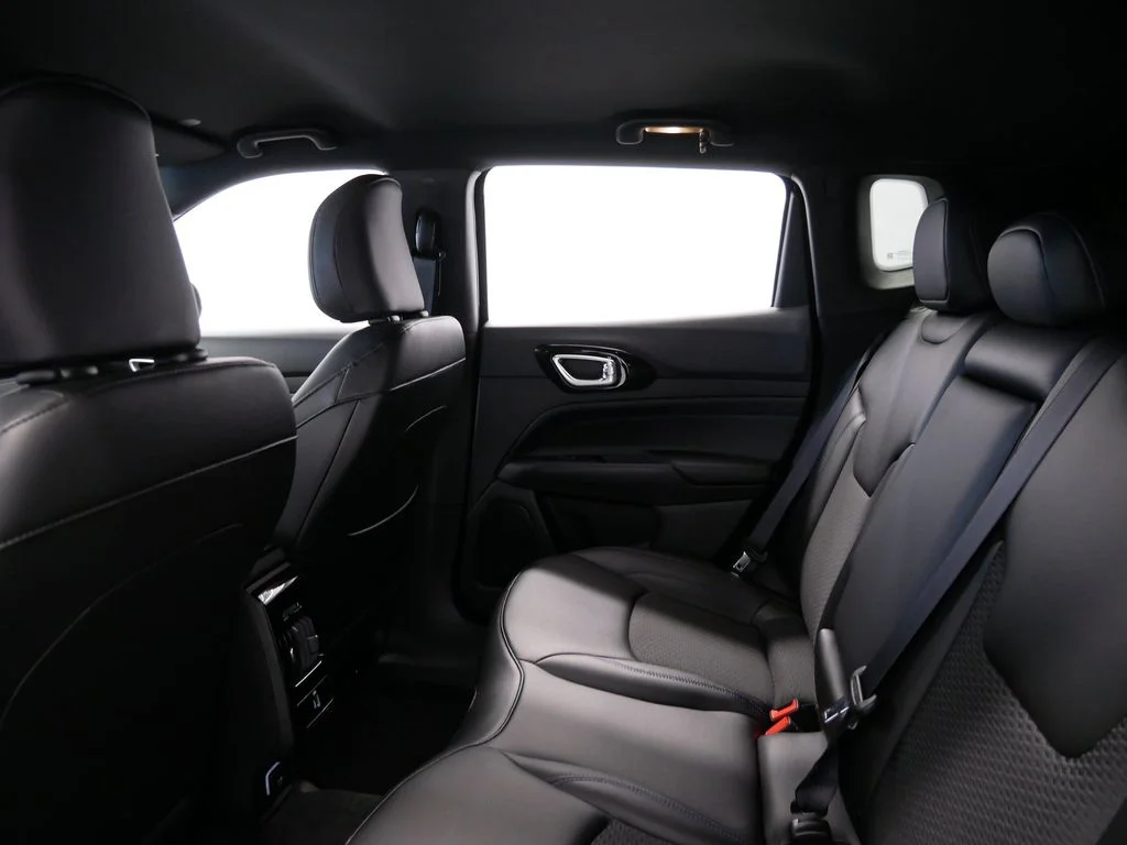 New 2026 Diamond Black Crystal Pearlcoat Jeep Latitude image 14