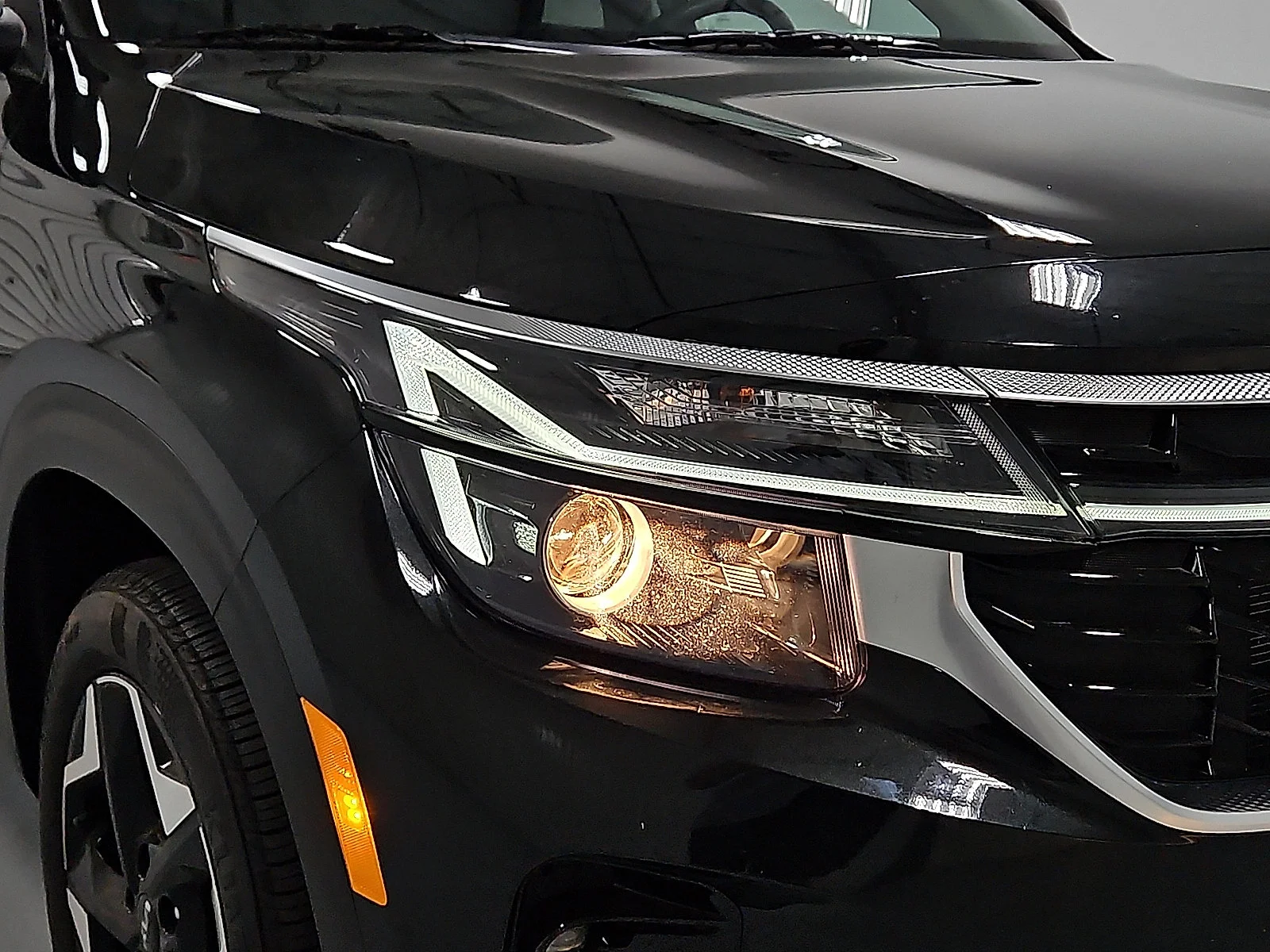 Used 2025 Fusion Black Kia EX image 19