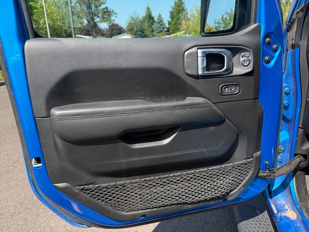 Used 2022 Hydro Blue Pearlcoat Jeep Unlimited Sahara Altitude image 16