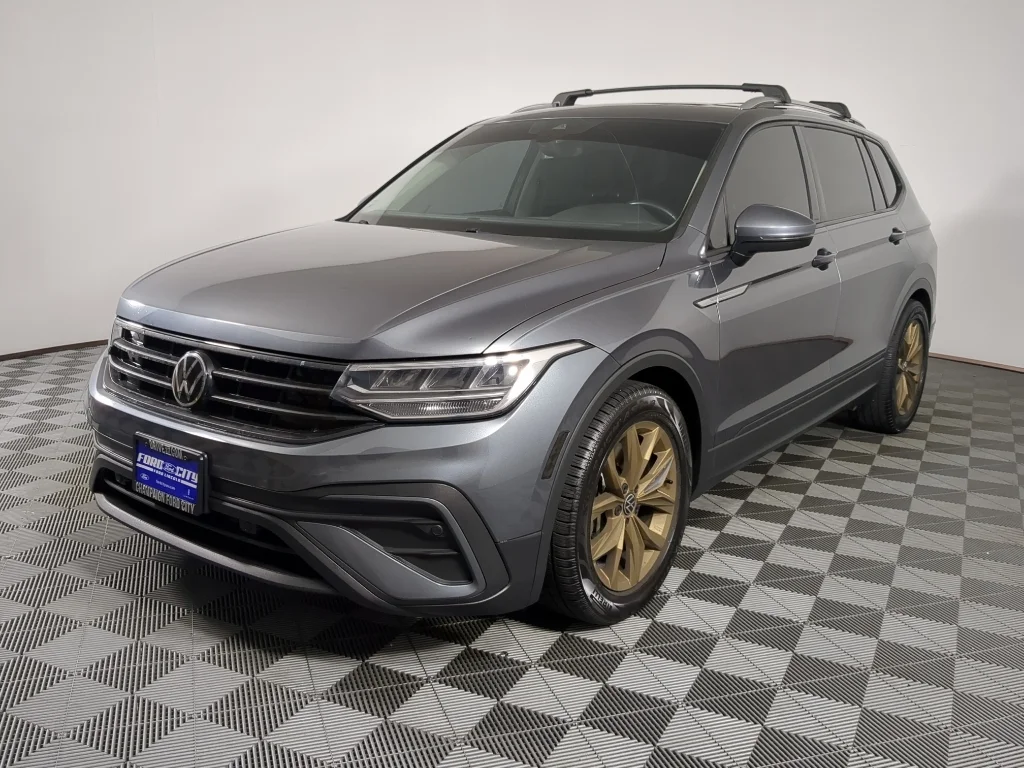 Used 2022 Platinum Gray Metallic Volkswagen SE image 4