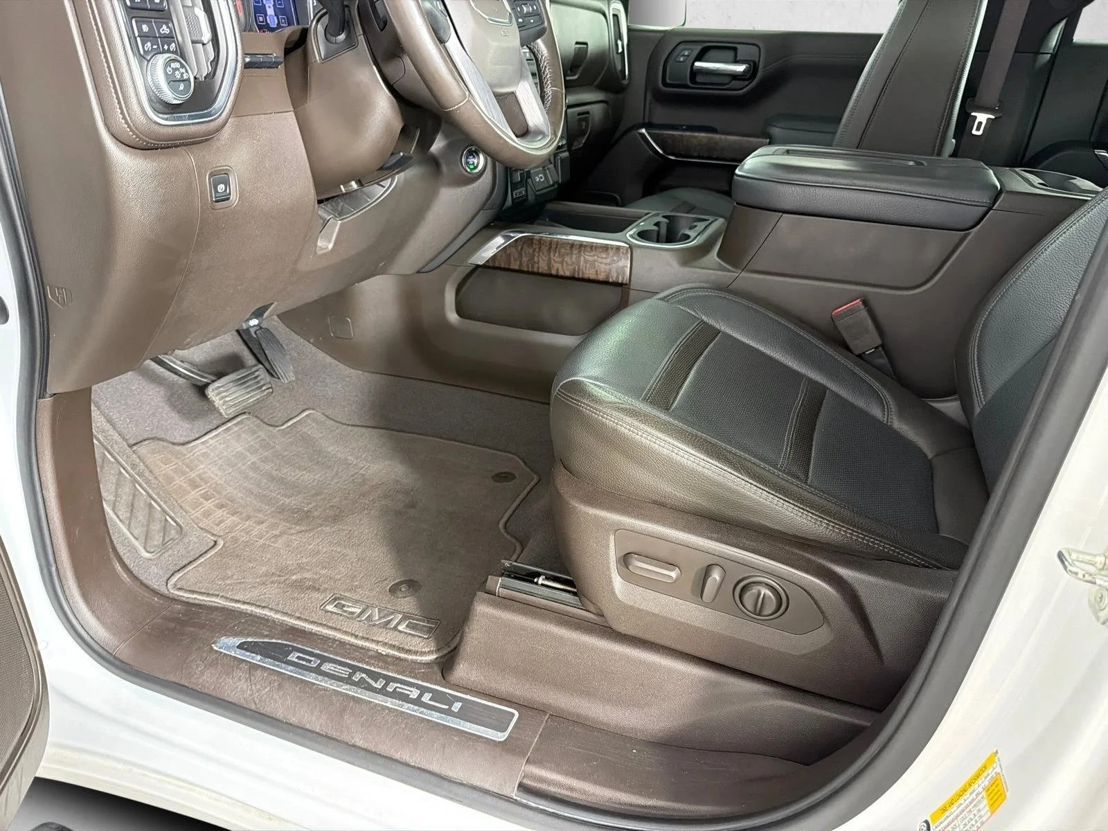 Used 2019 White GMC Denali image 11