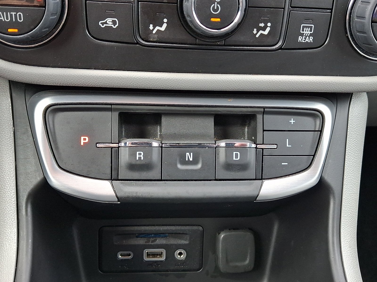 Used 2024 Summit White - GAZ GMC FWD SLT image 13