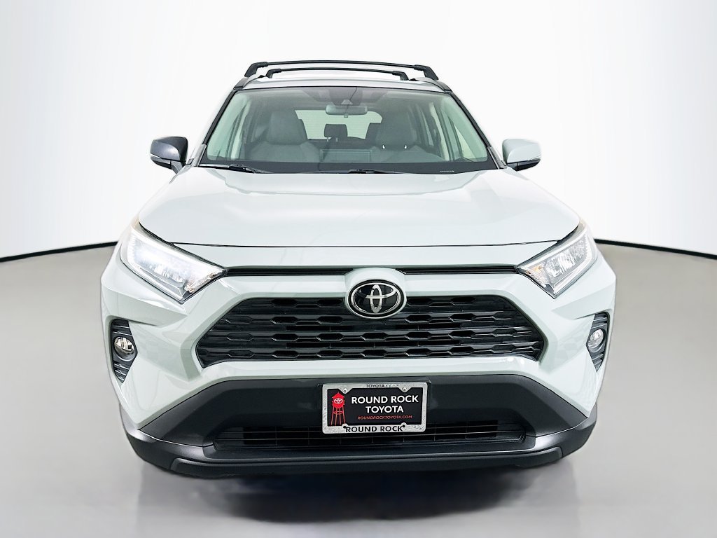 Used 2019  Toyota XLE image 2