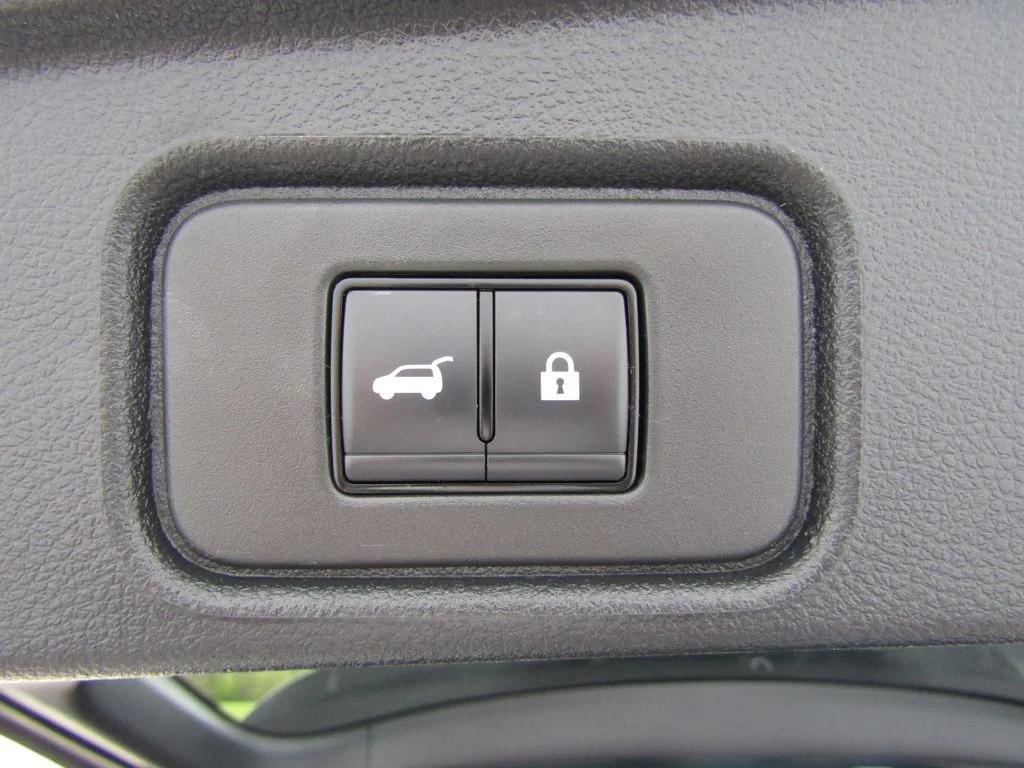 Used 2025 Obsidian Green Pearl Nissan Platinum image 22