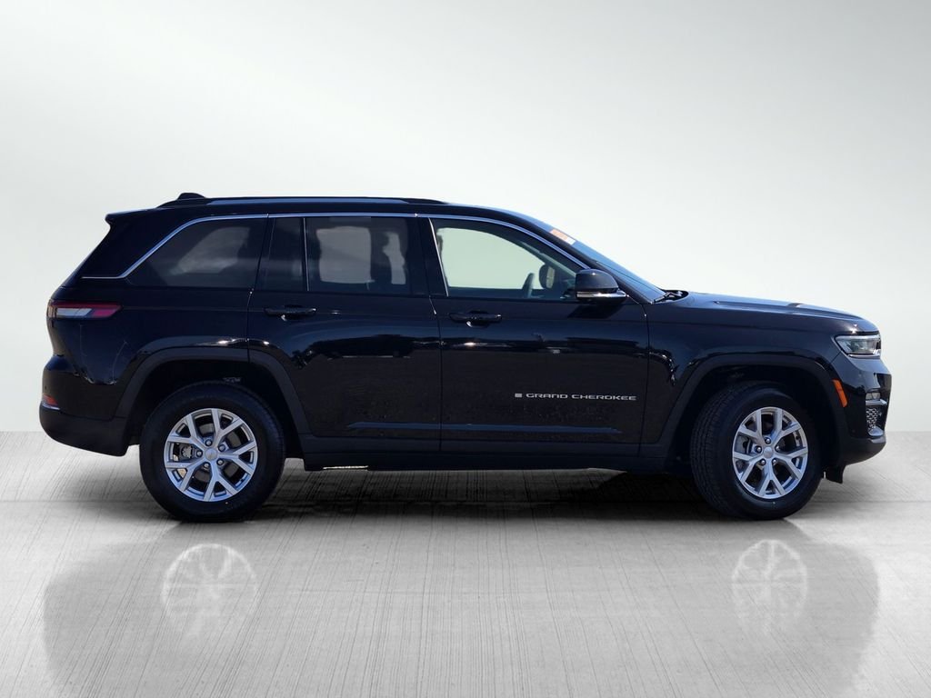 Certified Used 2023 Diamond Black Crystal Pearlcoat Jeep Limited image 3