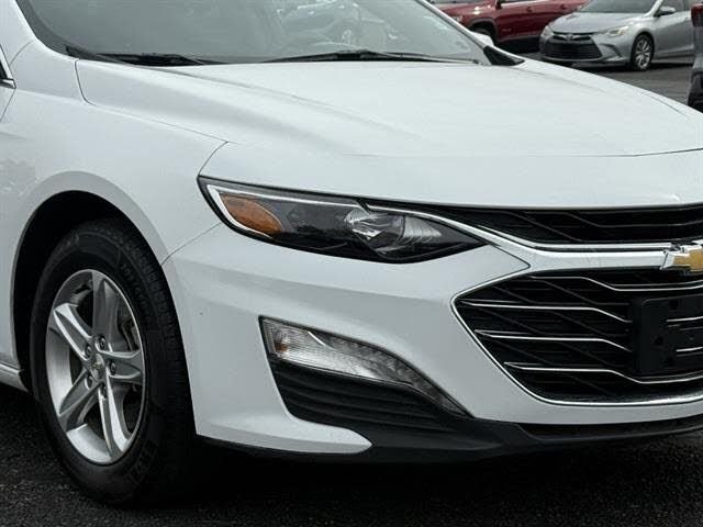 Used 2022 White Chevrolet LT image 2