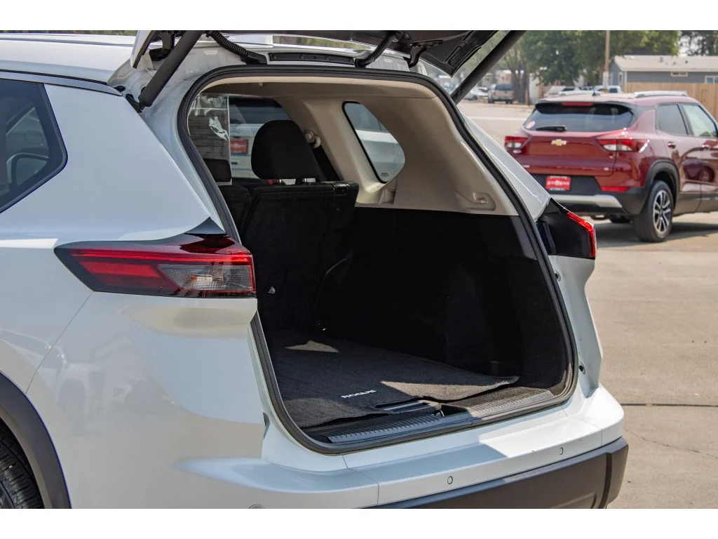 Used 2024 Everest White Pearl Nissan SV image 10