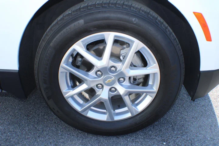 Used 2023 SUMMIT WHITE Chevrolet LT image 5