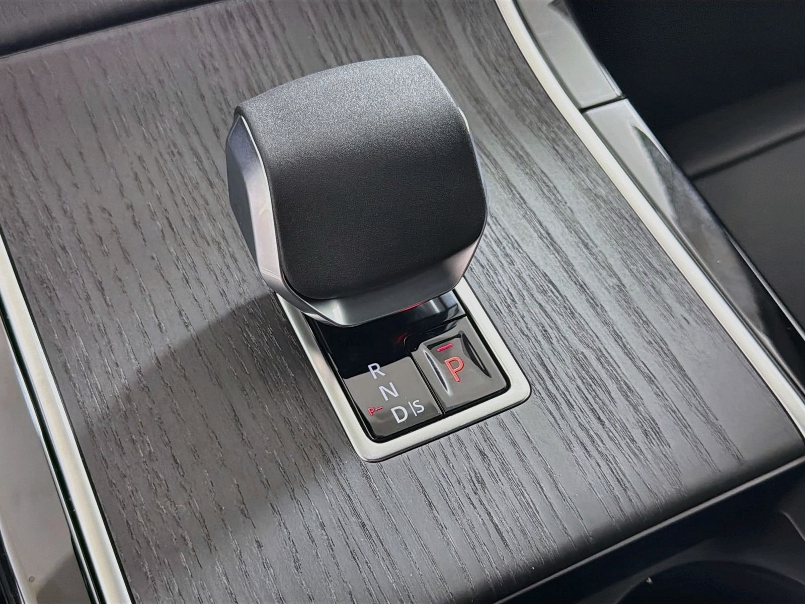 New 2026 Batumi Gold Land Rover Belgravia Edition image 15