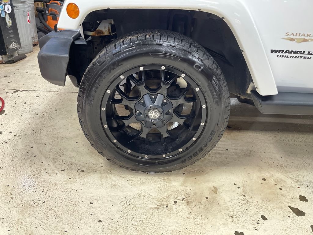 Used 2014 White Jeep Unlimited Sahara image 10
