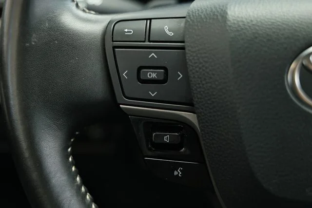 Used 2025 Ice Cap Toyota SE image 32
