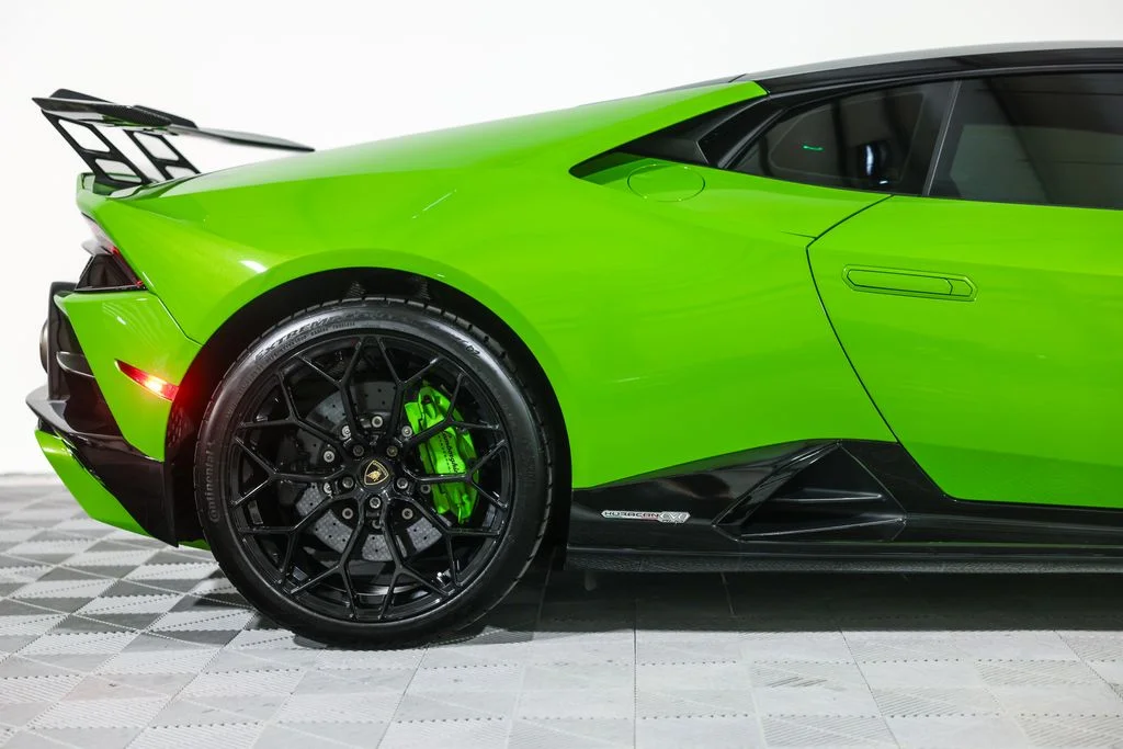 Used 2021 Green Lamborghini Base image 3