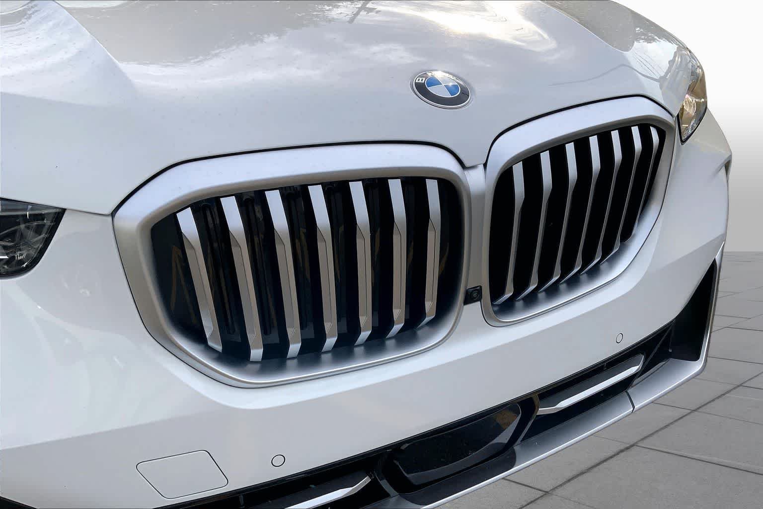 Used 2025 Alpine White BMW sDrive40i image 30