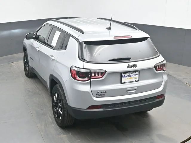 Used 2025 Silver Jeep Latitude image 33