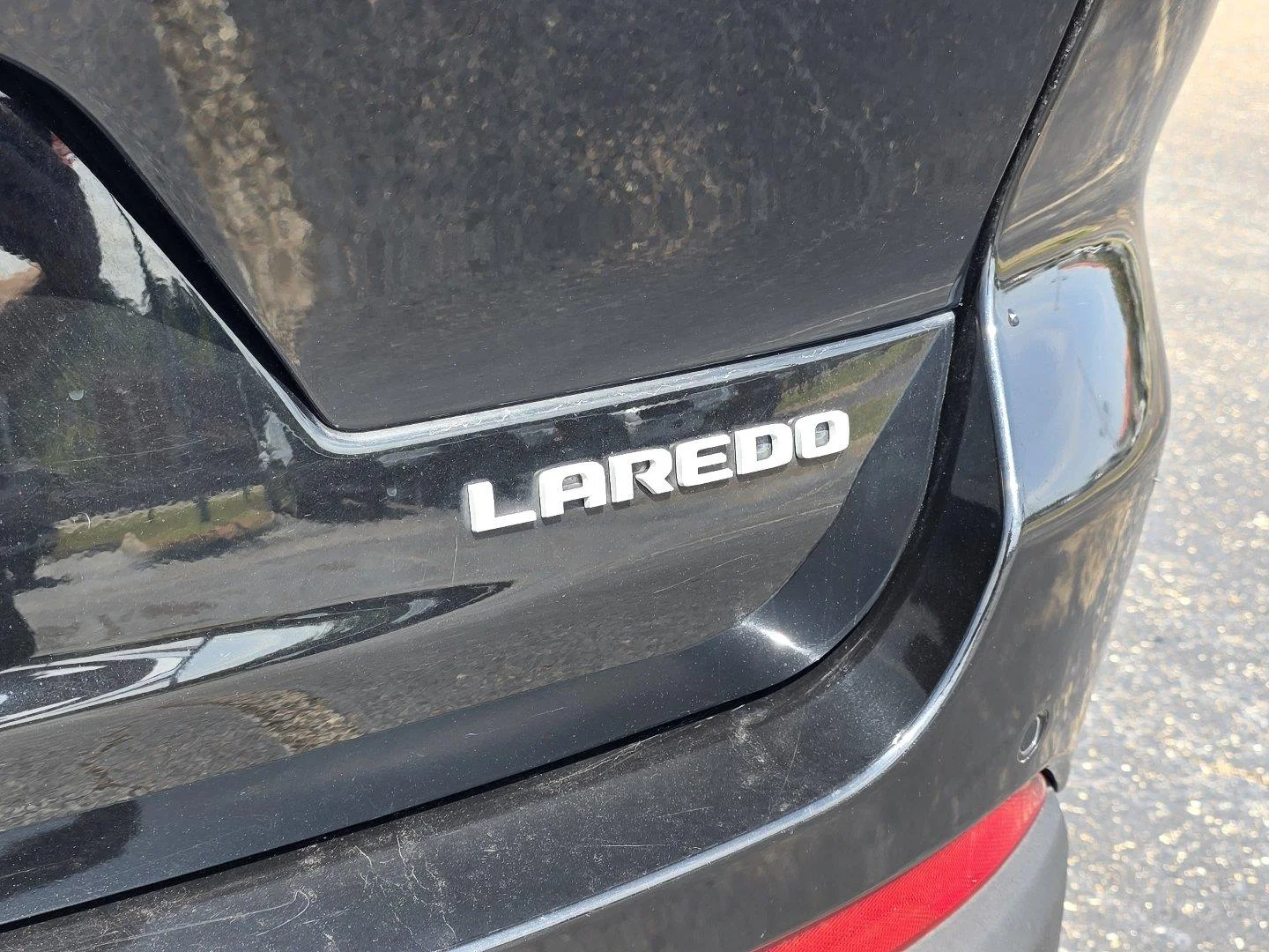 Used 2024 Diamond Black Crystal Pearlcoat Jeep Laredo image 31