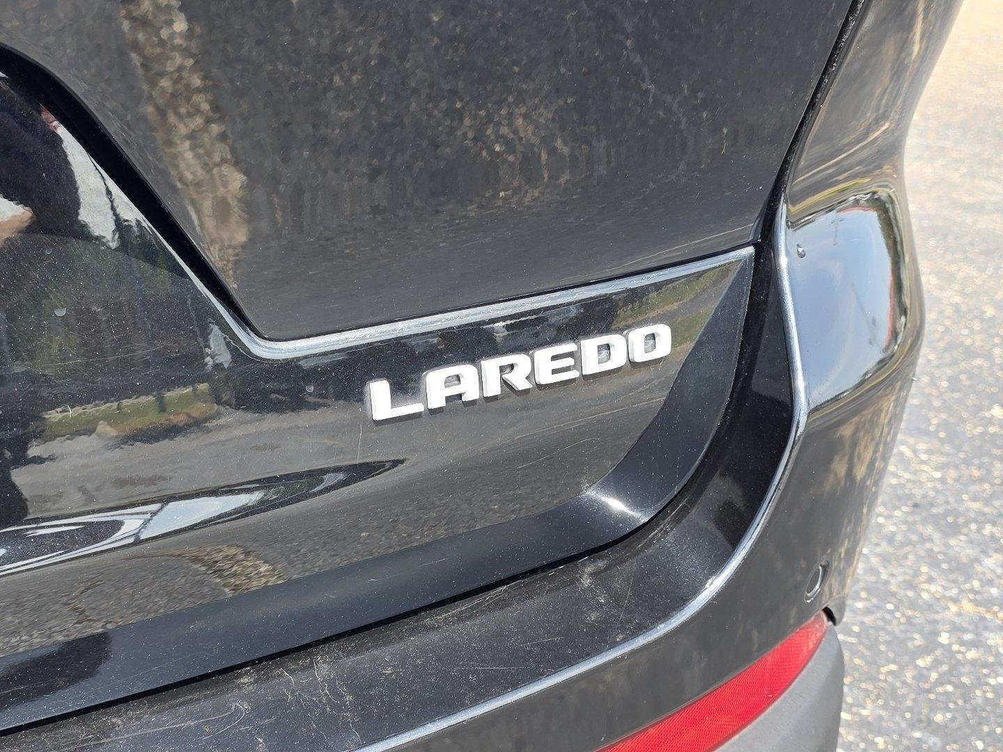 Used 2024 Diamond Black Crystal Pearlcoat Jeep Laredo image 31