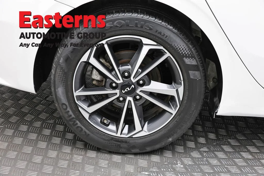 Used 2022 White Kia LXS image 29