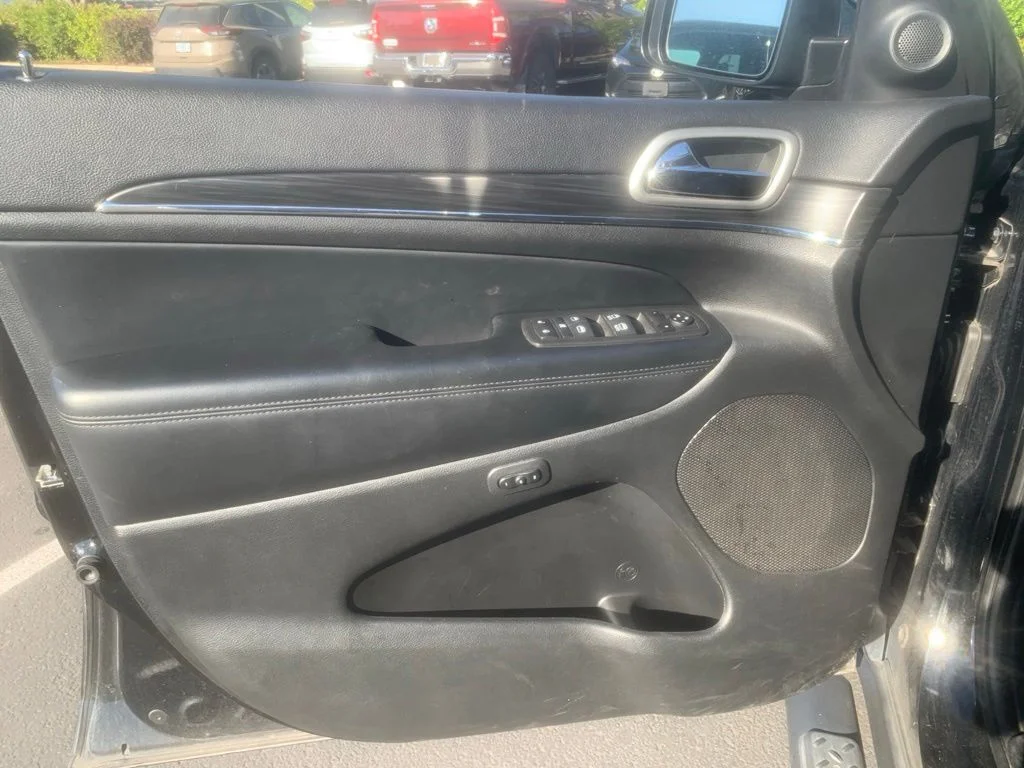 Used 2022 Diamond Black Crystal Pearlcoat Jeep Limited image 10