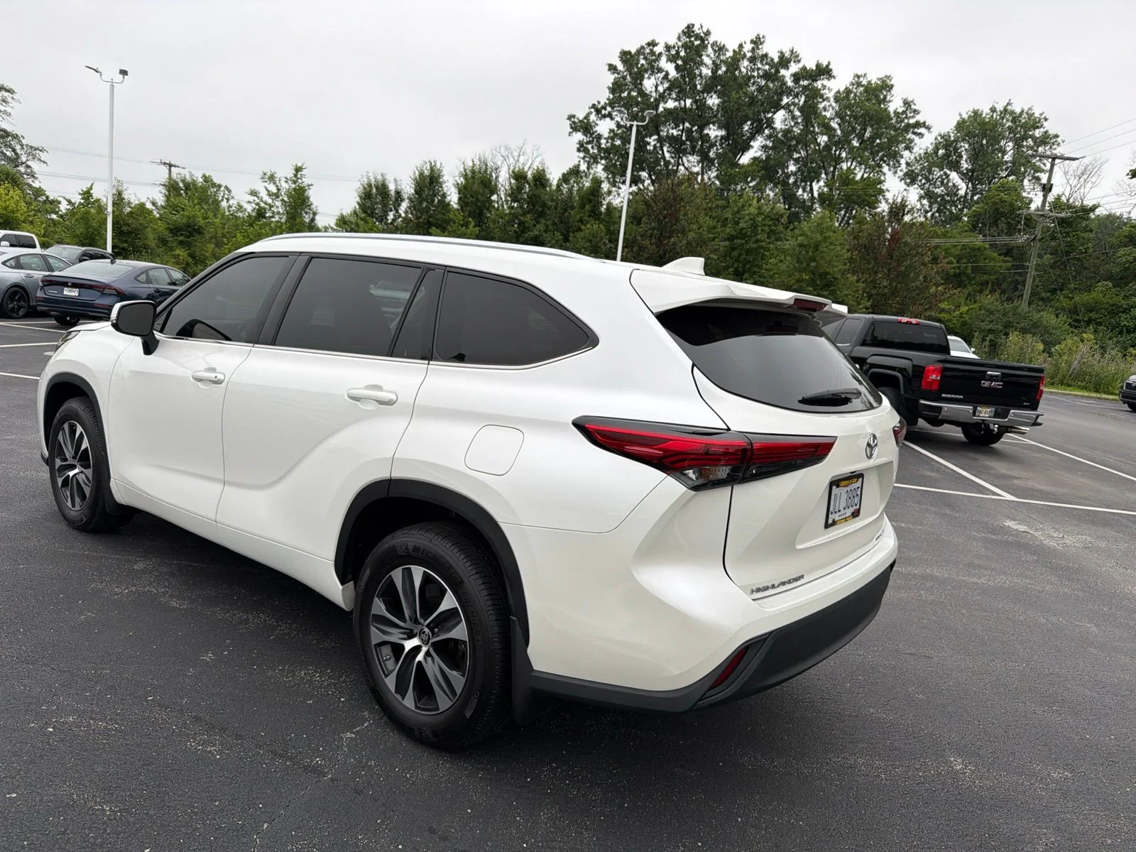 Used 2021 White Toyota XLE image 5
