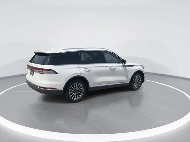 Used 2023 White Lincoln Reserve image 7