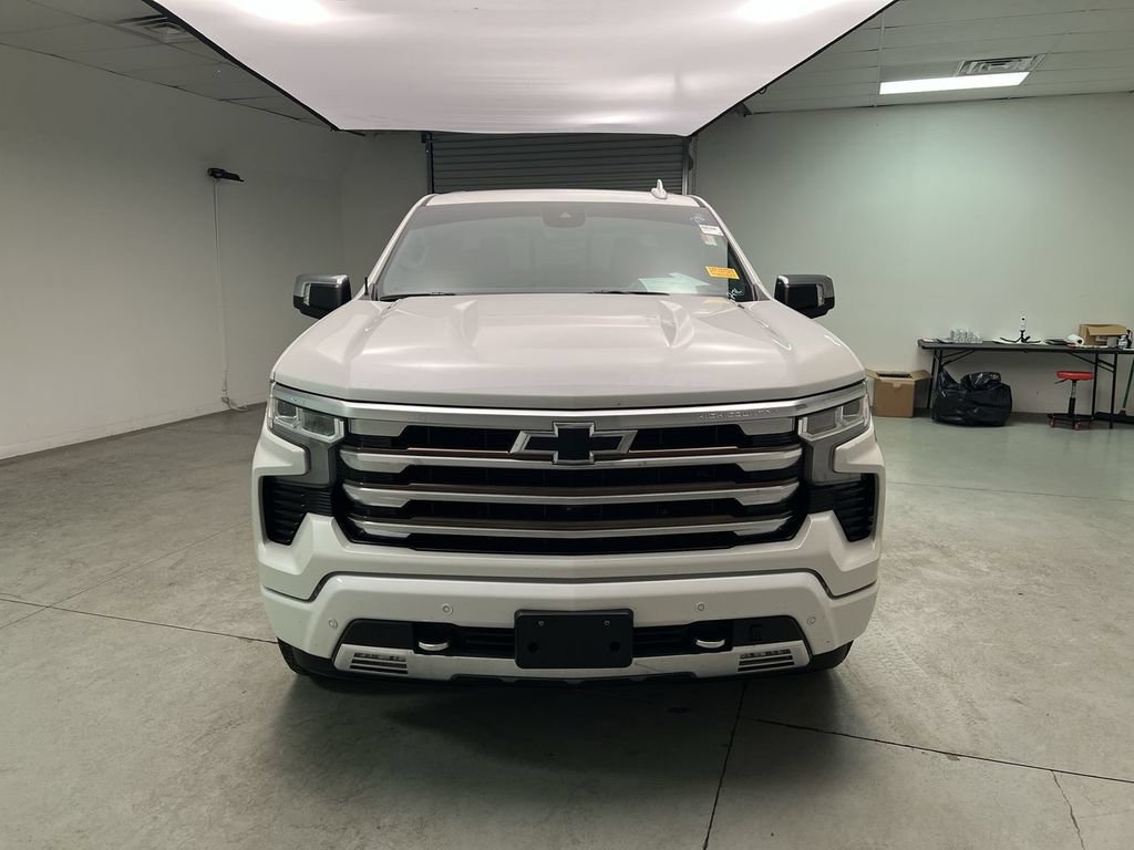 Used 2022 Iridescent Pearl Tricoat Chevrolet High Country image 3