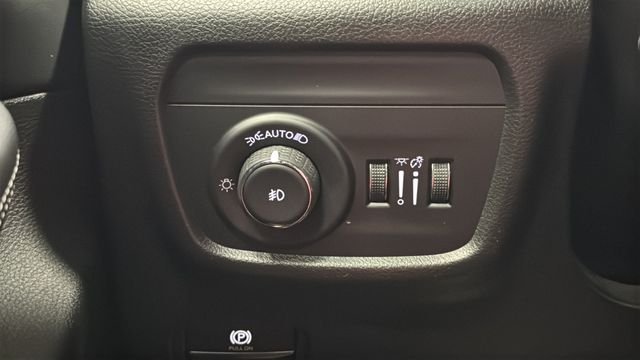 Used 2024 Diamond Black Crystal Pearlcoat Jeep Limited image 28