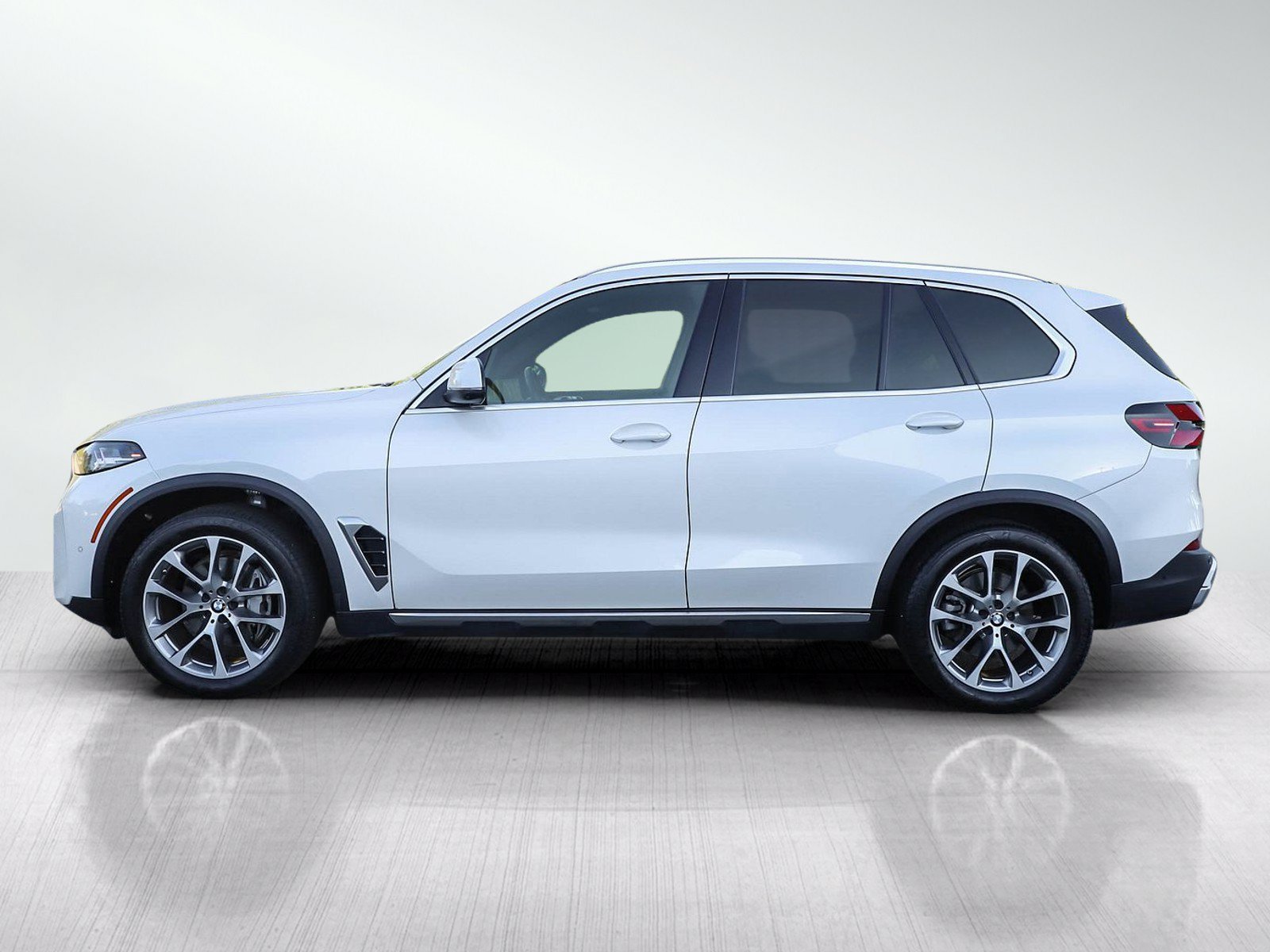 Used 2024 BMW X5 40i with VIN 5UX23EU07R9U20885 for sale in South Saint Paul, Minnesota