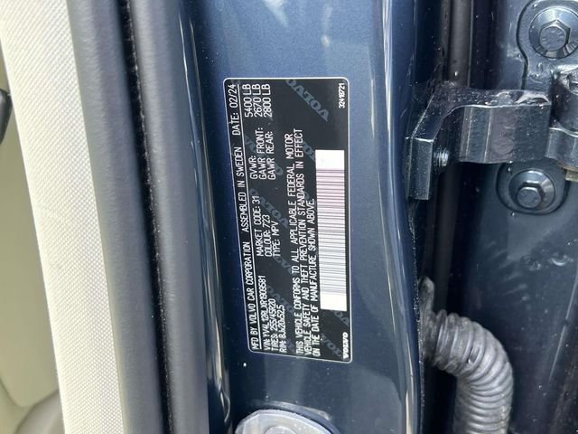 Used 2024 Blue Volvo B5 Plus Dark Theme image 18