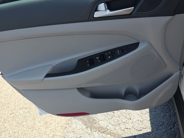 Used 2019 White Hyundai SE image 27