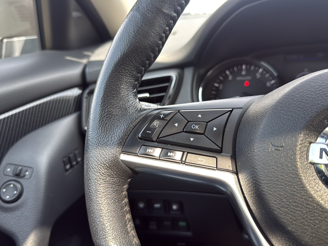 Used 2019 White Nissan SL image 16