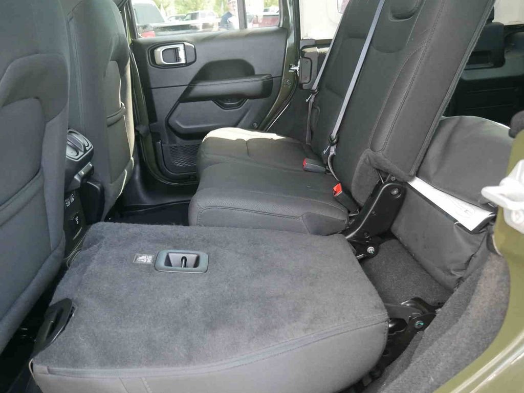 Used 2023 Green Jeep Sahara image 17
