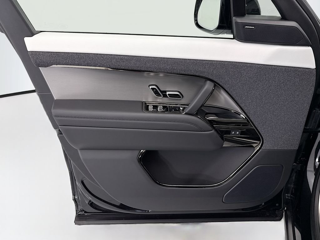 New 2026 Santorini Black Land Rover Dynamic SE image 23