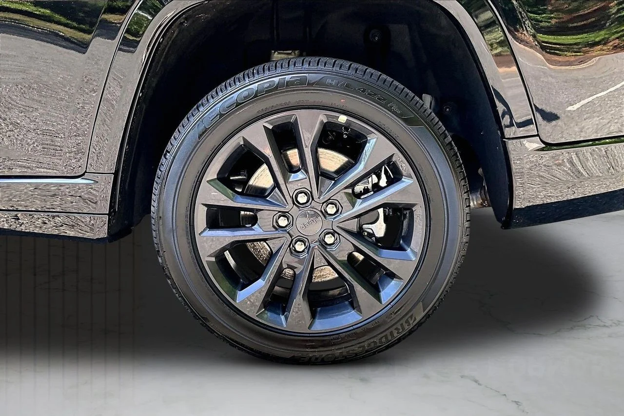 New 2026 Diamond Black Crystal Pearl-Coat Exterior Paint Jeep Limited image 35