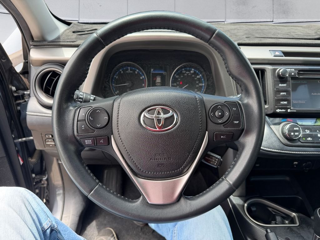 Used 2018 Gray Toyota XLE image 9
