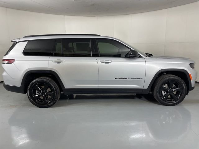 New 2025 Silver Zynith Exterior Paint Jeep Limited image 9